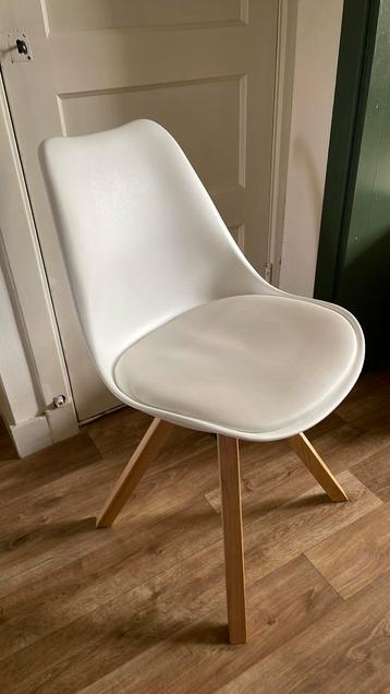 Twee witte kuipstoelen met houten onderstel Leen Bakker beschikbaar voor biedingen