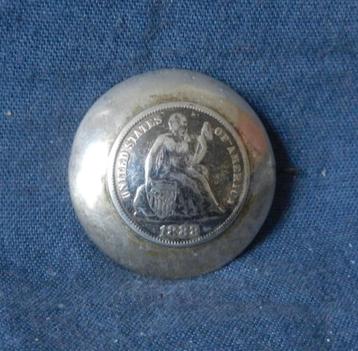 Ronde zilveren broche waarin een one dime USA 1888 d. 2,1 cm beschikbaar voor biedingen
