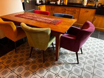 Houten Eettafel + Stoelen beschikbaar voor biedingen