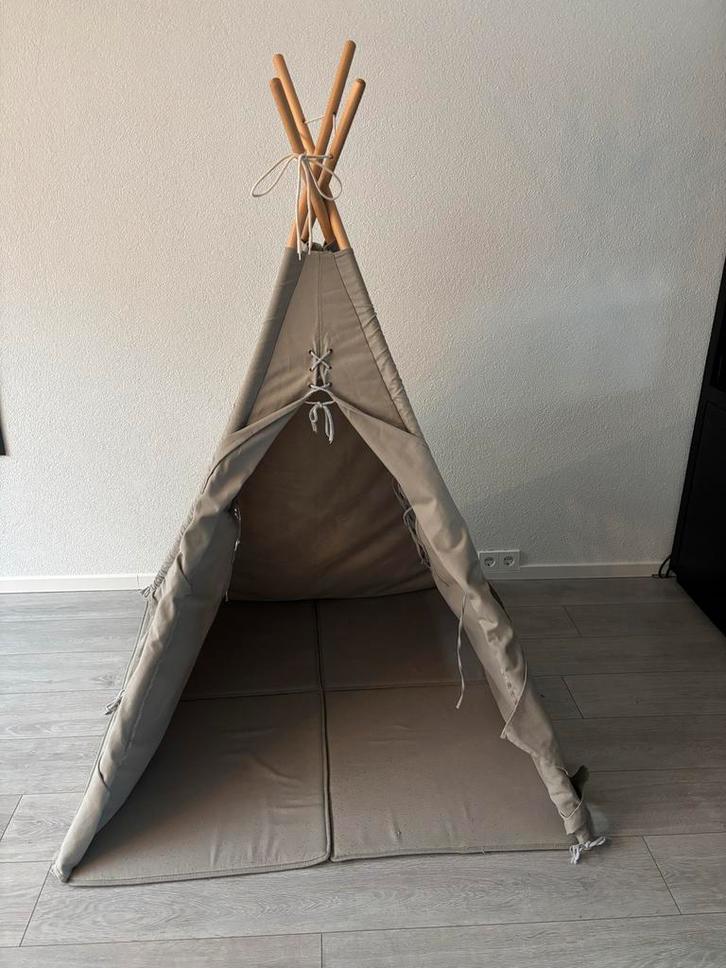 Sunny Alba Tipi Tent - Groengrijs - Speeltent, Kinderen en Baby's, Speelgoed | Speeltenten, Zo goed als nieuw, Ophalen