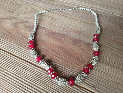 Mooie Vintage Ketting met Rode Glas Kralen en Zilverkleur, Sieraden, Tassen en Uiterlijk, Antieke sieraden, Ketting, Overige materialen