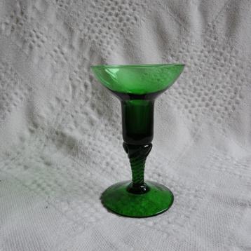 Mooi groen glas beschikbaar voor biedingen