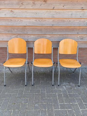 50 x stapelstoelen kantine stapelbare partij stoelen  beschikbaar voor biedingen