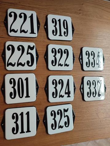 Emaille huisnummers zwart / wit (221-337) beschikbaar voor biedingen