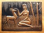 Art deco koperen wandplaat met afbeelding vrouw en hert, Antiek en Kunst, Ophalen