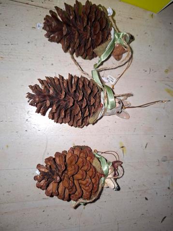 Kerstboomhangers - dennenappels met diertjes set beschikbaar voor biedingen