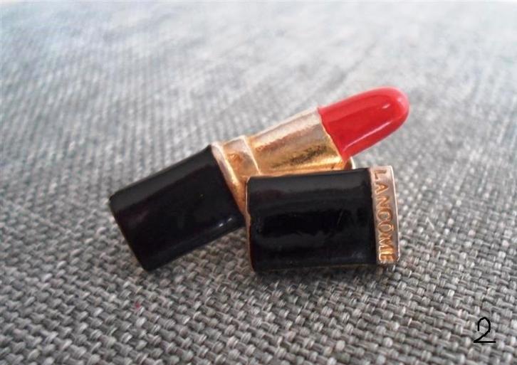 Lancôme pin In de vorm van een Lippenstift., Verzamelen, Parfumverzamelingen, Ophalen of Verzenden