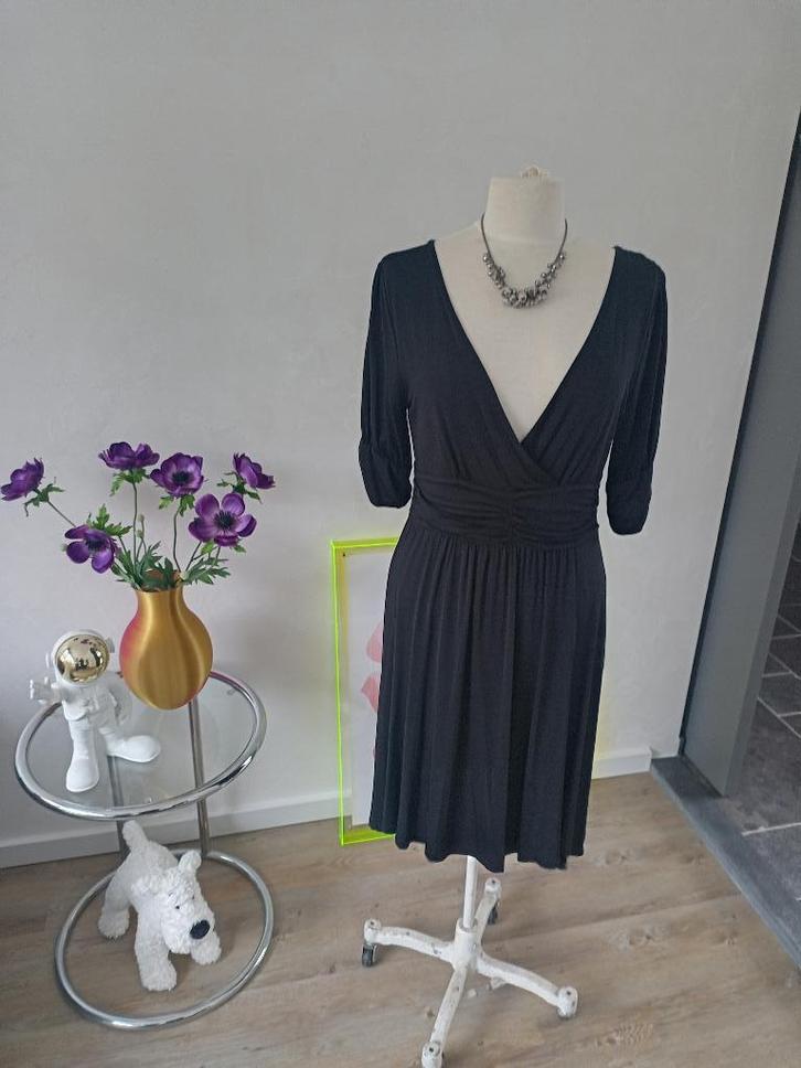 Mooie feestelijke jurk van s.Oliver maat 44 zgan, Kleding | Dames, Jurken, Zo goed als nieuw, Maat 42/44 (L), Zwart, Onder de knie