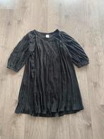 Zwarte korte plissé jurk - Monki - maat XS - als nieuw, Kleding | Dames, Jurken, Maat 34 (XS) of kleiner, Ophalen of Verzenden