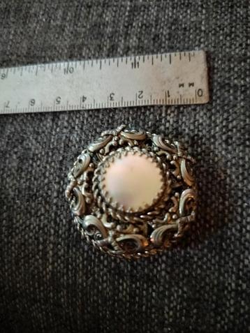 Vintage Zilverkleurige Broche met Parelmoer beschikbaar voor biedingen