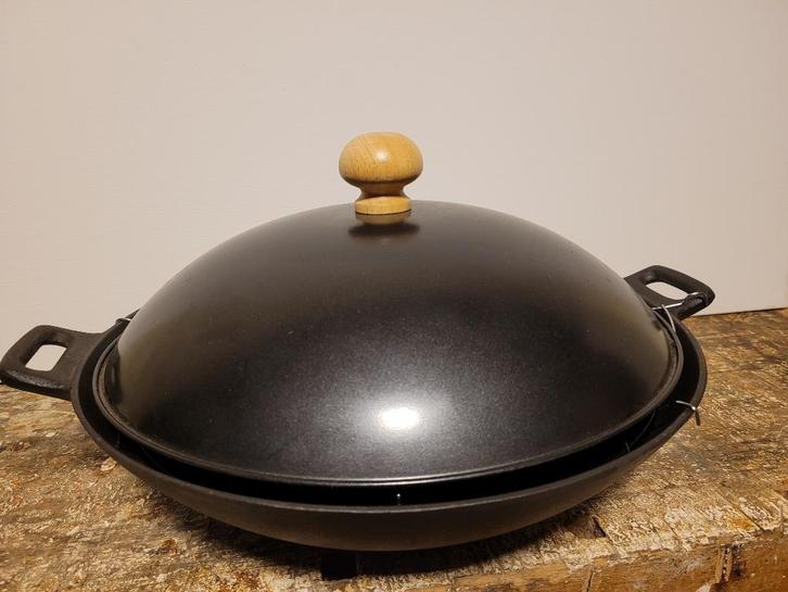 Als nieuw: Gietijzeren WOK PAN / Wadjang met Deksel, Huis en Inrichting, Keuken | Potten en Pannen, Zo goed als nieuw, Koekenpan of Braadpan