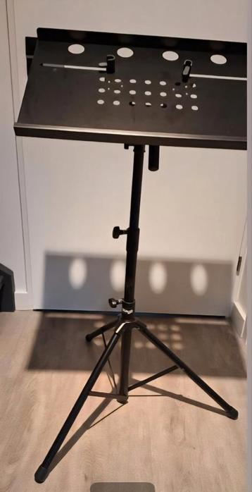 Laptopstatief en microfoon standaard. beschikbaar voor biedingen