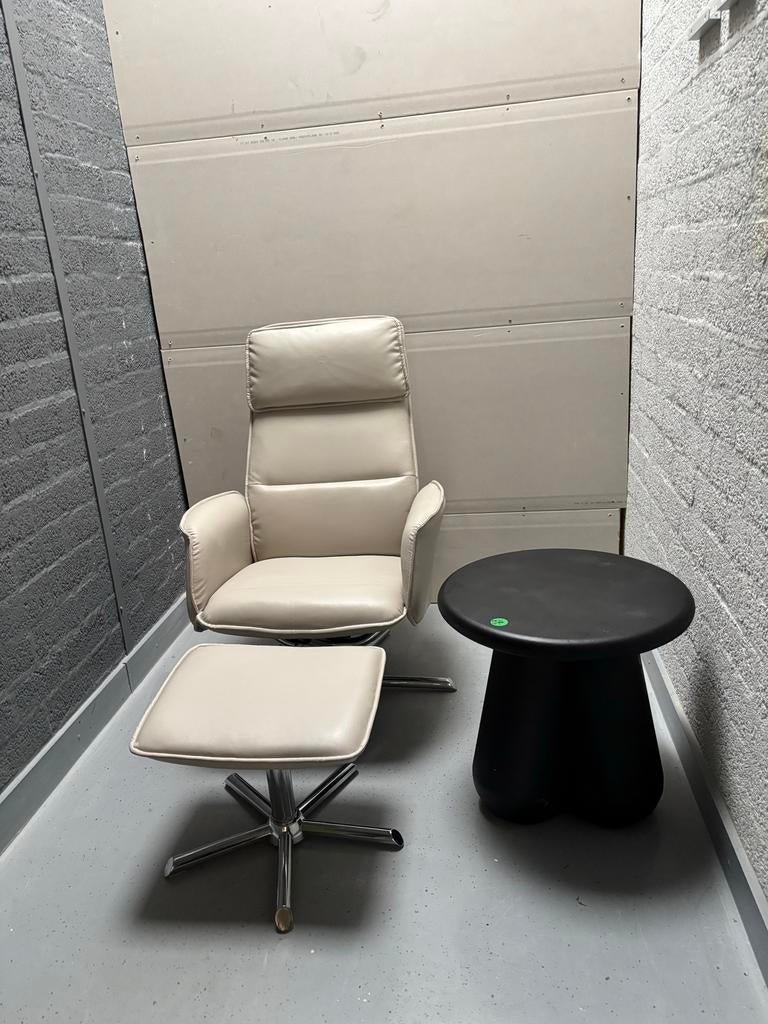 Chique gebroken witte leren fauteuil met voetenbank, ZGAN!, Huis en Inrichting, Fauteuils, Ophalen, Zo goed als nieuw, 75 tot 100 cm