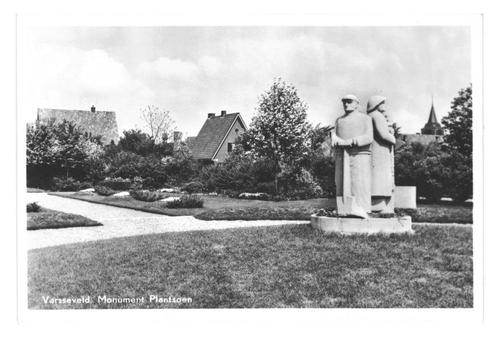 955781	Varsseveld	Monument	Plantsoen	Gelopen met postzegel, Verzamelen, Ansichtkaarten | Nederland, Gelopen, Gelderland, Ophalen of Verzenden