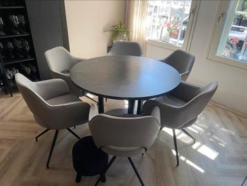 Akante kuipstoel met eettafel 