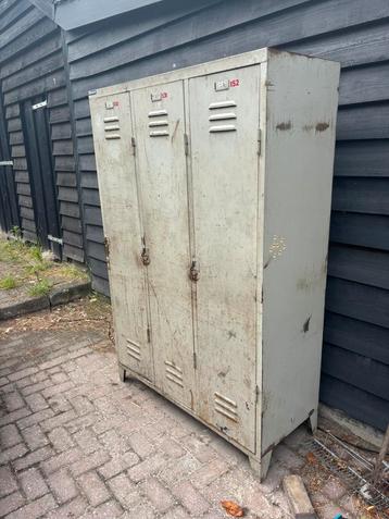 Vintage kasten uit Dunlop fabriek Drachten beschikbaar voor biedingen