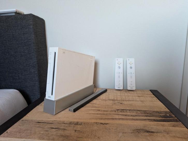 Nintendo Wii wit, goede staat, twee wiimotes, Spelcomputers en Games, Spelcomputers | Nintendo Wii, Met 2 controllers, Ophalen