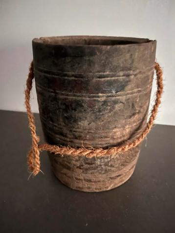 Oude houten emmer met touw beschikbaar voor biedingen