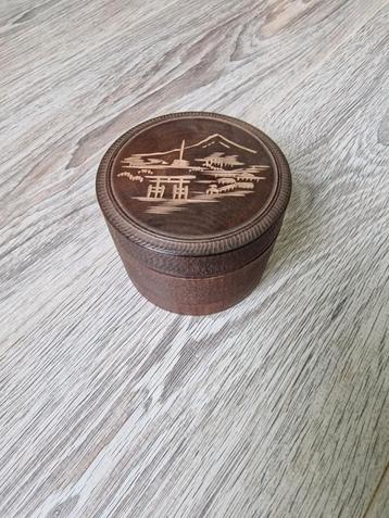 Houten doosje met onderzetters met Japans tafereel (11 stuks beschikbaar voor biedingen