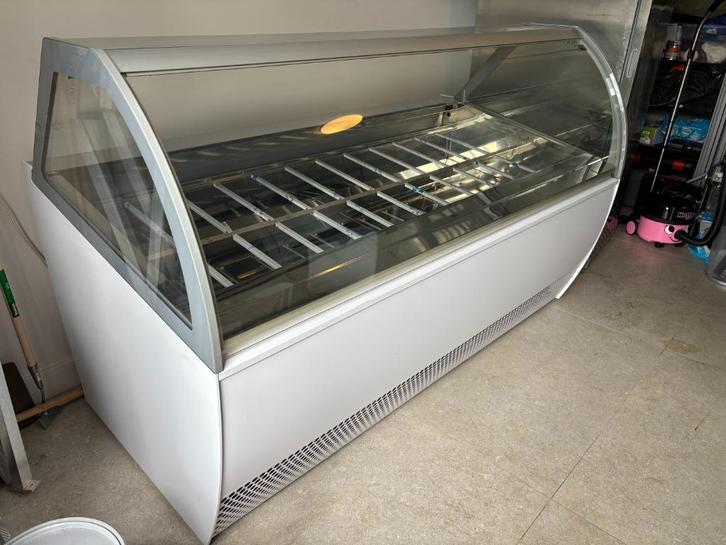 IJsvitrine Schepijsvitrine ISA Millennium 24 baks, Zakelijke goederen, Horeca | Keukenapparatuur, Koelen en Vriezen, Gebruikt