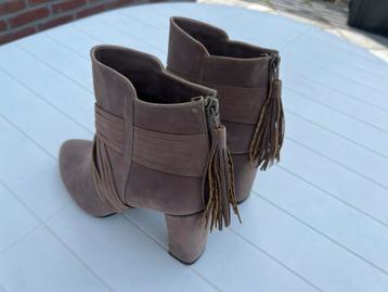 Mooie enkellaarsjes met hak en franjes maar 39 beschikbaar voor biedingen