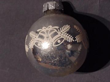 kerstbal zilver met decoratie dennetakjes en klokken 6 cm beschikbaar voor biedingen