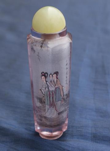 Oude Chinese snuff bottle van binnen uit geschilderd beschikbaar voor biedingen
