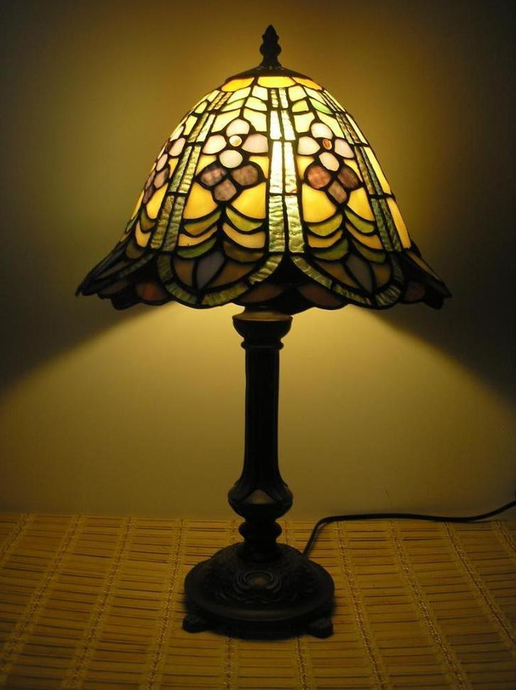Kleurige Tiffany tafellamp met bijpassende voet, Huis en Inrichting, Lampen | Tafellampen, Zo goed als nieuw, Minder dan 50 cm