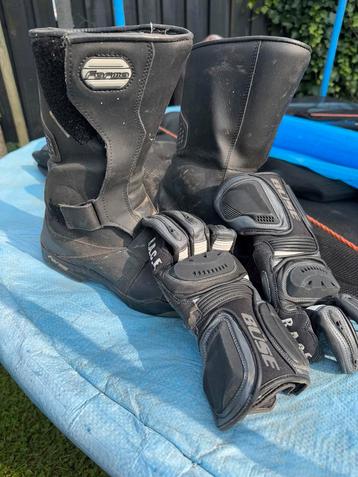 Motorlaarzen en handschoenen beschikbaar voor biedingen