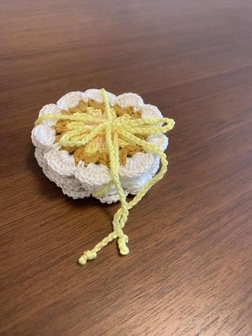 Set van 6 nieuwe met de hand gehaakte onderzetters. 8 cm beschikbaar voor biedingen