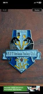 Gezocht: Pin van 8 x11 Venlose Hockey Club (zie foto), Verzamelen, Speldjes, Pins en Buttons, Verzenden, Gebruikt, Sport, Speldje of Pin