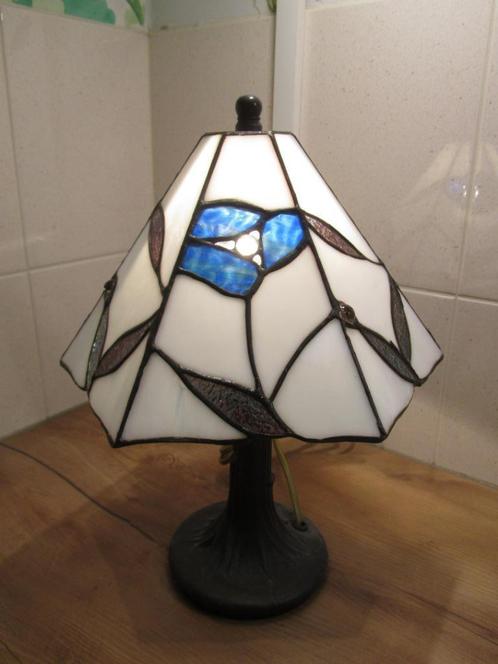 Tiffany tafellamp wit met blauwe bloem, Huis en Inrichting, Lampen | Tafellampen, Minder dan 50 cm, Ophalen of Verzenden