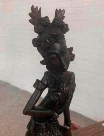 Beeld oud Indonesisch Balinese dansers houtsnijwerk beeld. beschikbaar voor biedingen