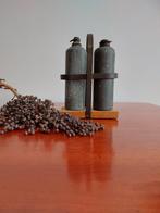 Decoratief Brocante Flessenrek met Zinken Kruiken, Antiek en Kunst, Curiosa en Brocante, Ophalen of Verzenden