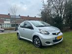 Toyota Aygo 1.0 12V Vvt-i 5DRS MMT 2009 Grijs, 68 pk, Bedrijf, 22 km/l, Zilver of Grijs