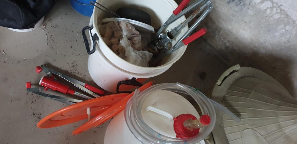 Wijn maken: 5 mandflessen, slangen, kurktang enz, Hobby en Vrije tijd, Overige Hobby en Vrije tijd, Ophalen