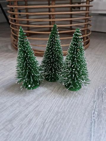 3 kleine kunstkerstboompjes met 'sneeuw' / decoratie  beschikbaar voor biedingen