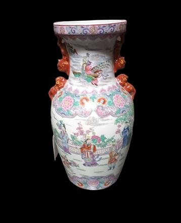 Chinese balustervaas met meerkleurig decor beschikbaar voor biedingen