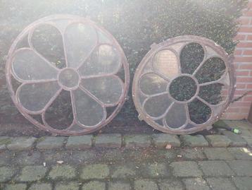 Twee zeer mooie ronde gietijzeren stalramen rond 80 en 94 cm beschikbaar voor biedingen