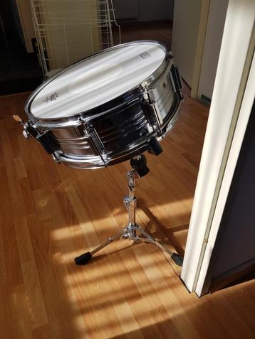 Tama snaredrum met Tama stand en drumstokken