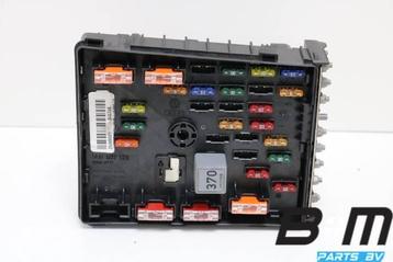 Zekeringkast in motorruimte VW Passat B7 beschikbaar voor biedingen