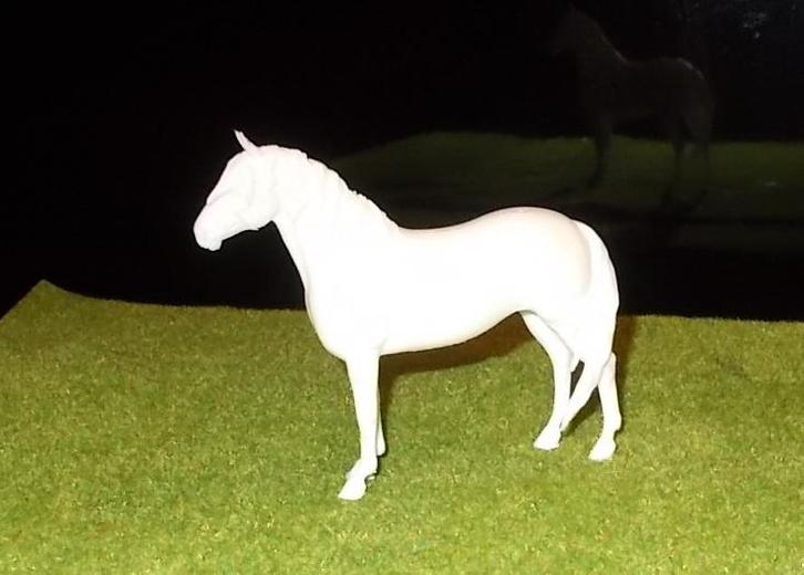 Warmbloed hengst 33 lange manen - zo groot als Schleich, Verzamelen, Speelgoed, Nieuw, Ophalen of Verzenden