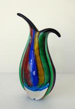 Glazen vaas rood blauw en groen gebogen vorm Murano 3842-g, Antiek en Kunst, Antiek | Glas en Kristal, Ophalen of Verzenden