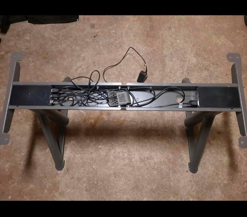 Ikea IDÅSEN bureau, Huis en Inrichting, Bureaus, Zo goed als nieuw, Ophalen