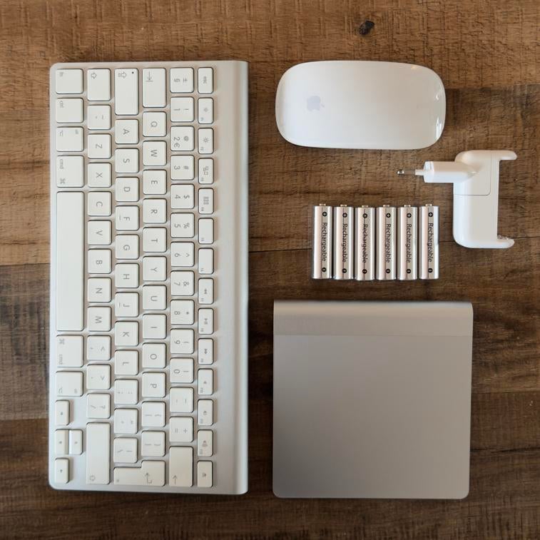 Set van Apple Toetsenbord, Muis, Trackpad & Oplader., Toetsenbord en muis-set, Ophalen of Verzenden, Zo goed als nieuw, Draadloos