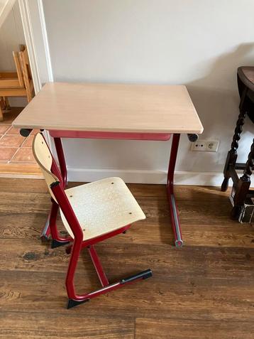 Schooltafel met Stoel beschikbaar voor biedingen