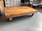Stoere houten salontafel op wielen, Huis en Inrichting, Tafels | Salontafels, Ophalen, Gebruikt, 100 tot 150 cm, Teakhout