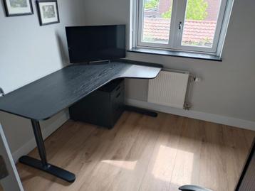 Ikea bureau met stoel en ladekast