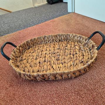 Ovale rieten mand met handvatten dienblad beschikbaar voor biedingen