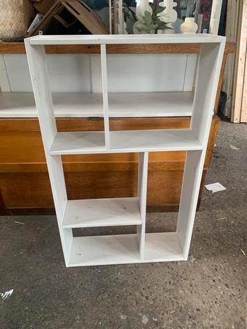 Houten wandrek/kast beschikbaar voor biedingen